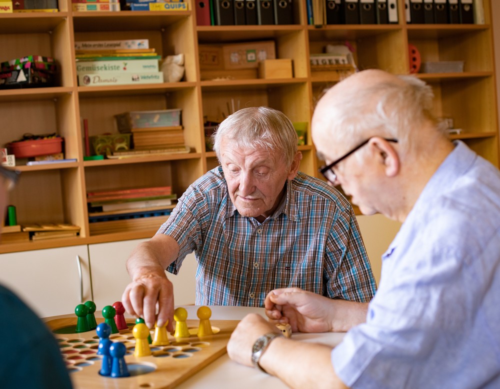 Beim Brettspiel "Mensch ägere Dich nicht".