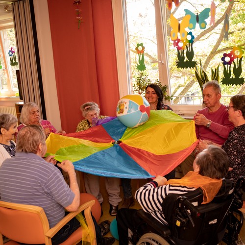 Gruppenfoto bei der Beschäftigungstherapie