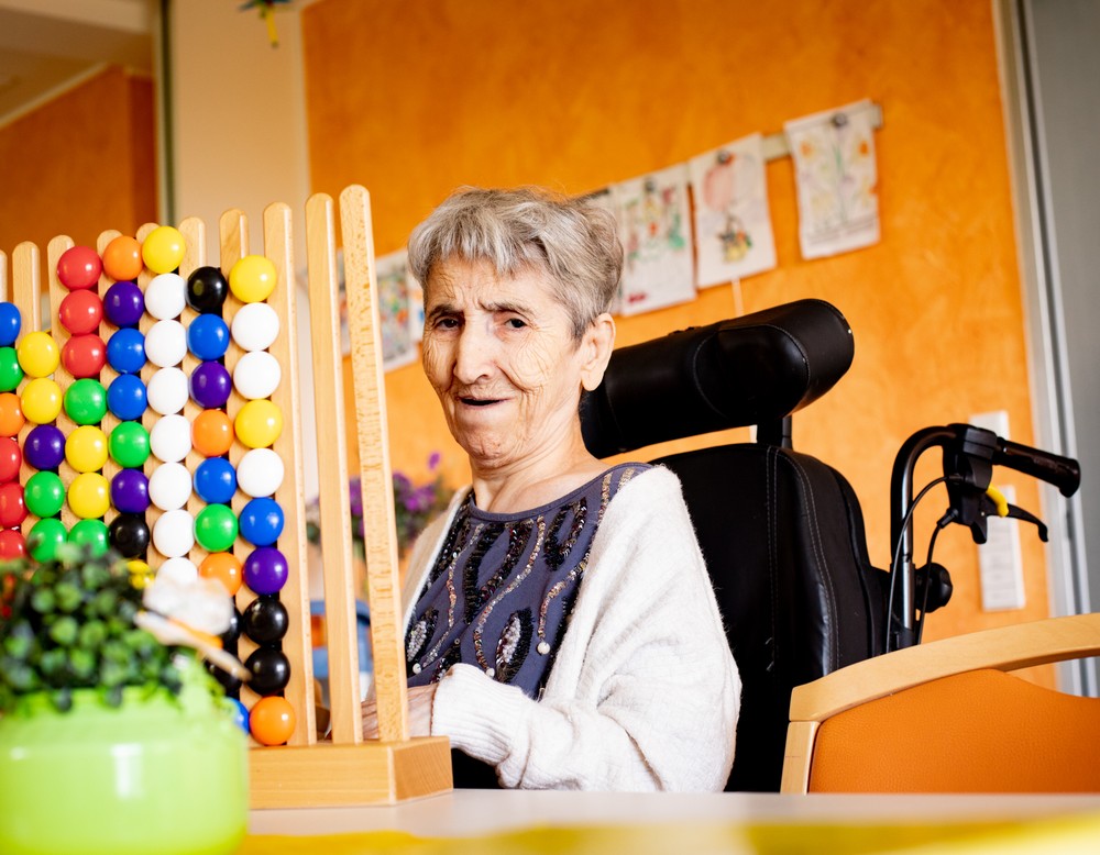 Eine Bewohnerin bei der Beschäftigungstherapie.