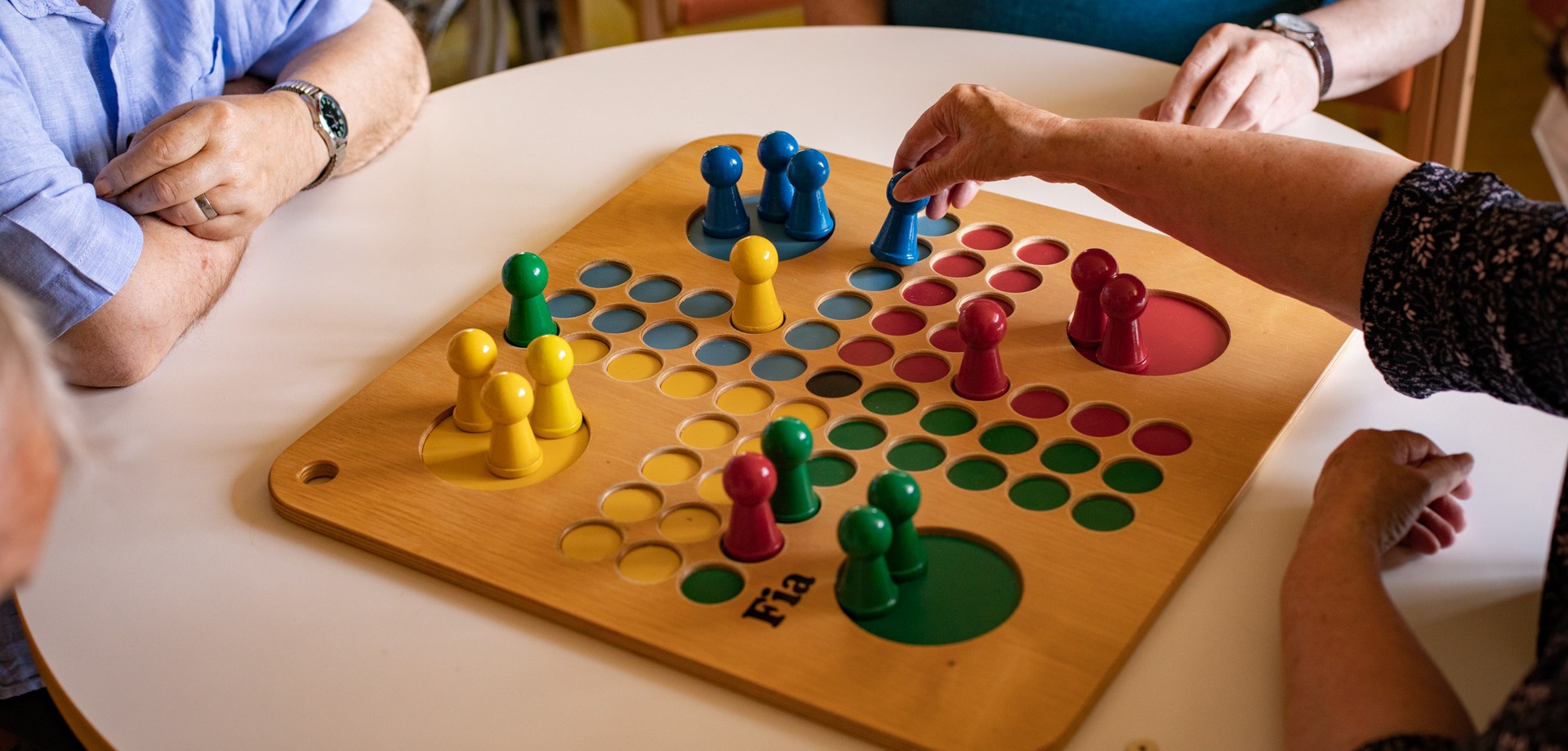 Bewohner beim Brettspiel.